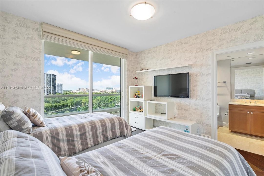 For Sale: $2,775,000 (3 beds, 3 baths, 2840 Square Feet)