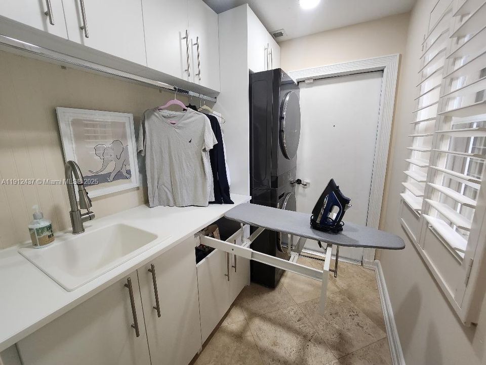 На продажу: $1,650,000 (5 спален, 4 ванн, 3332 Квадратных фут)