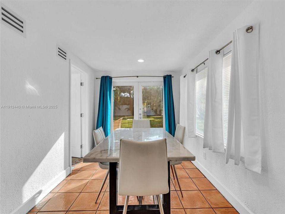 合同活跃: $449,000 (3 贝兹, 2 浴室, 1160 平方英尺)