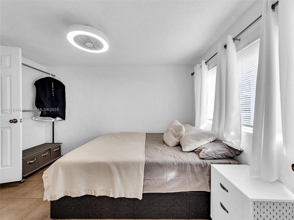 合同活跃: $449,000 (3 贝兹, 2 浴室, 1160 平方英尺)