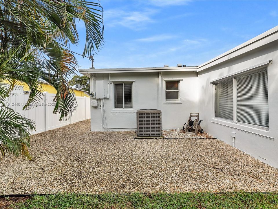 合同活跃: $449,000 (3 贝兹, 2 浴室, 1160 平方英尺)