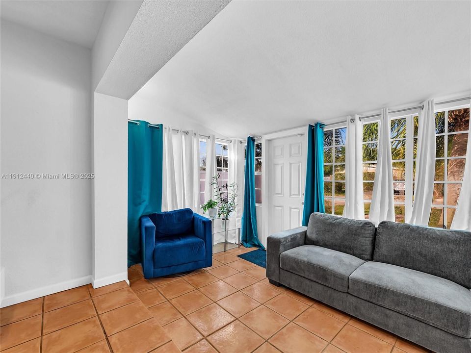 合同活跃: $449,000 (3 贝兹, 2 浴室, 1160 平方英尺)