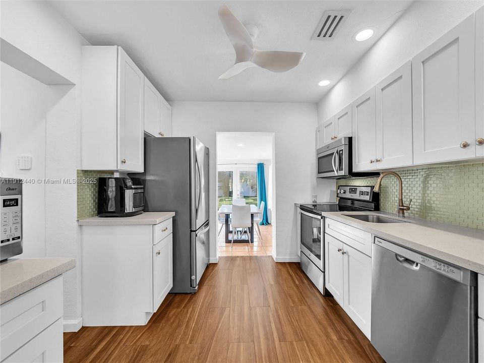 合同活跃: $449,000 (3 贝兹, 2 浴室, 1160 平方英尺)