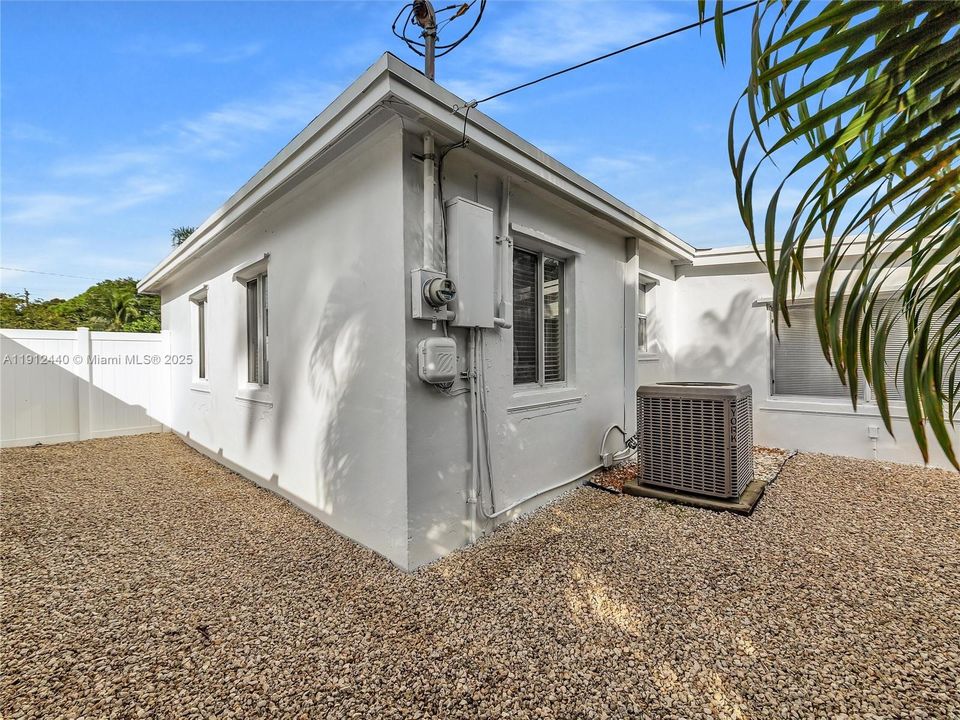 合同活跃: $449,000 (3 贝兹, 2 浴室, 1160 平方英尺)