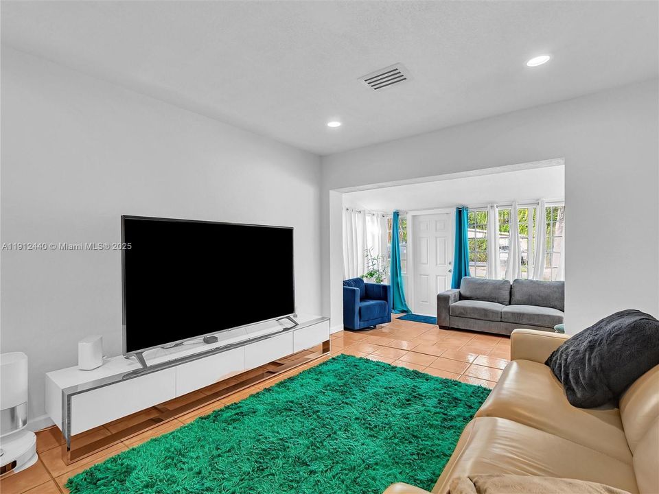 合同活跃: $449,000 (3 贝兹, 2 浴室, 1160 平方英尺)