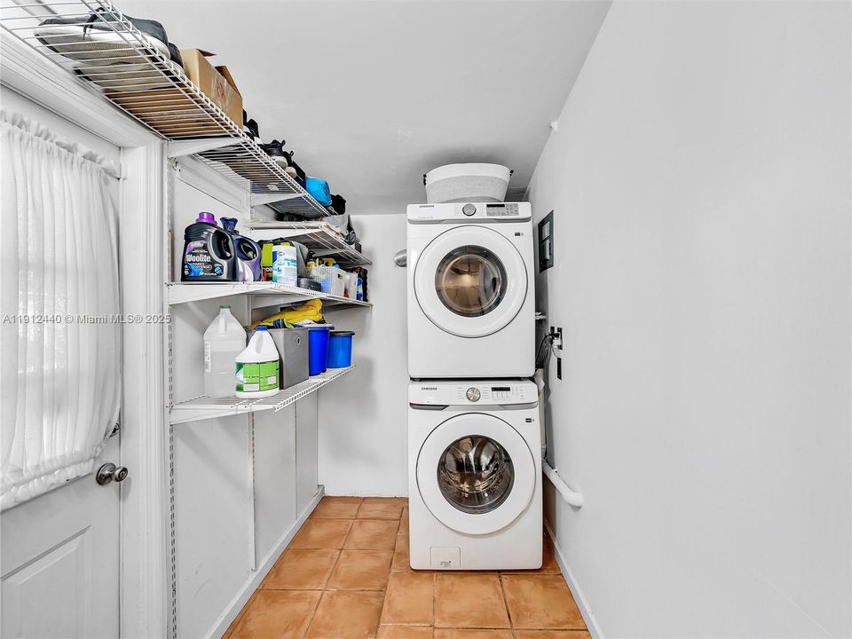 合同活跃: $449,000 (3 贝兹, 2 浴室, 1160 平方英尺)