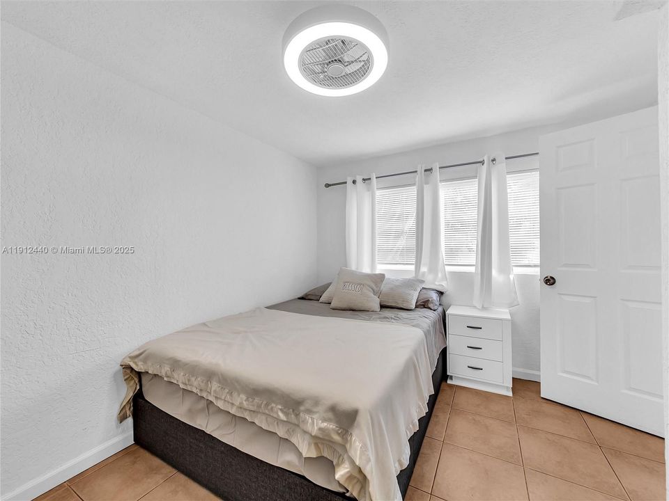 合同活跃: $449,000 (3 贝兹, 2 浴室, 1160 平方英尺)