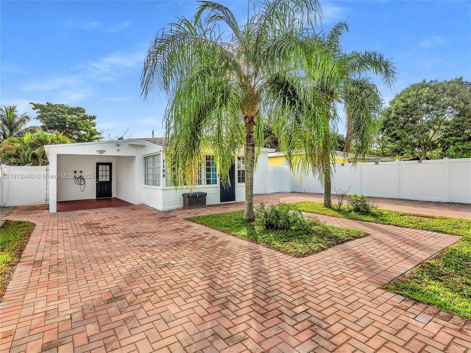 合同活跃: $449,000 (3 贝兹, 2 浴室, 1160 平方英尺)