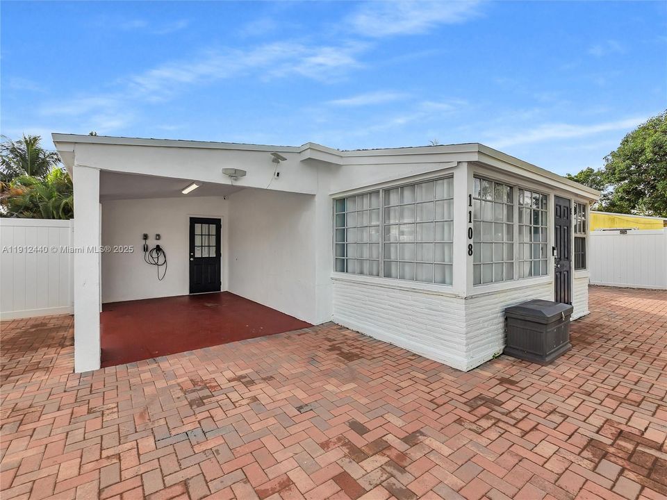 合同活跃: $449,000 (3 贝兹, 2 浴室, 1160 平方英尺)