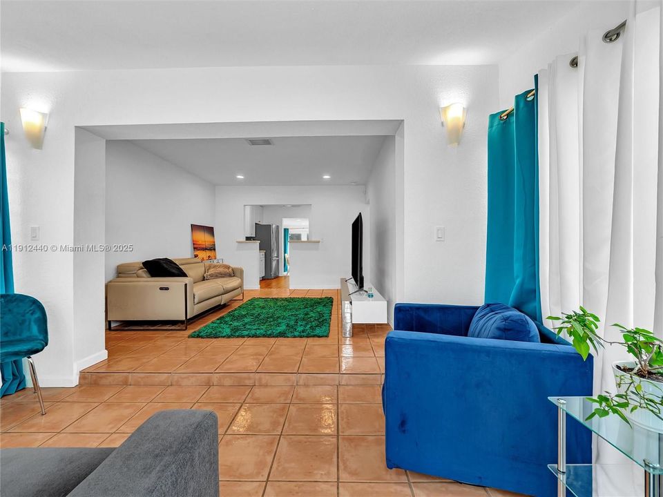 合同活跃: $449,000 (3 贝兹, 2 浴室, 1160 平方英尺)