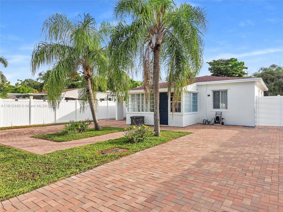 合同活跃: $449,000 (3 贝兹, 2 浴室, 1160 平方英尺)