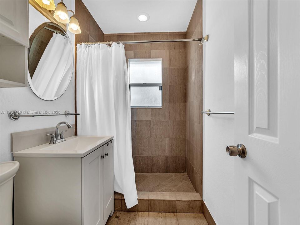 合同活跃: $449,000 (3 贝兹, 2 浴室, 1160 平方英尺)