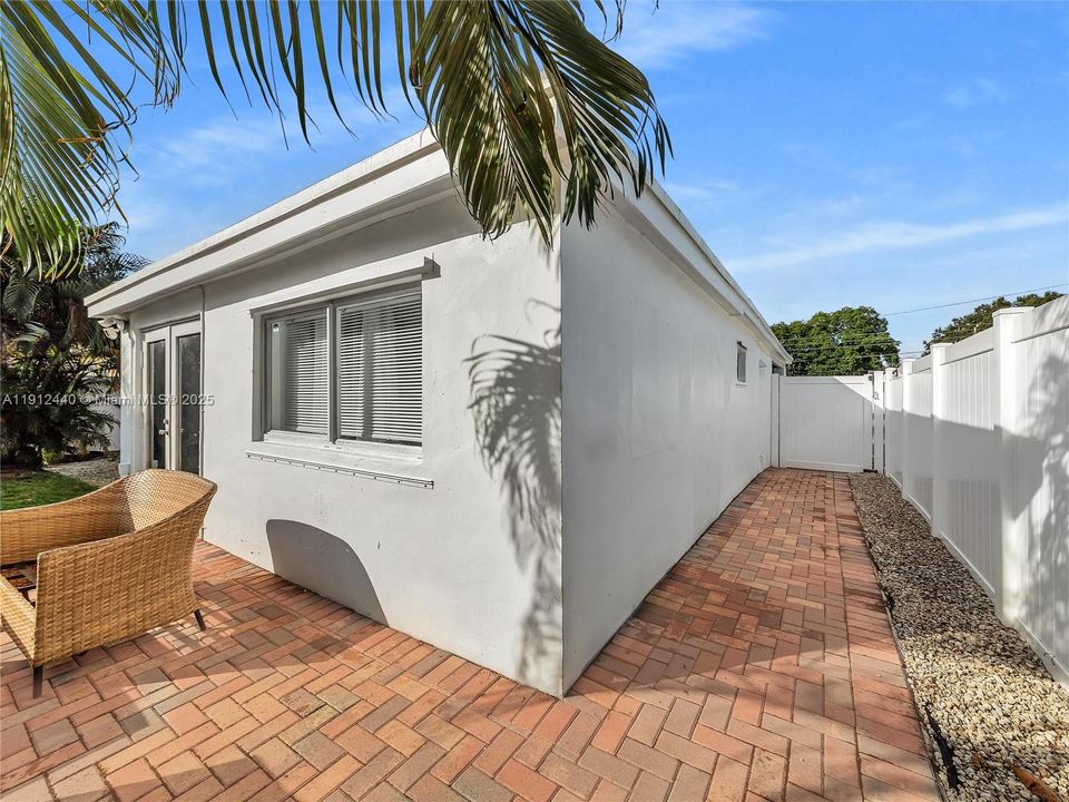 合同活跃: $449,000 (3 贝兹, 2 浴室, 1160 平方英尺)