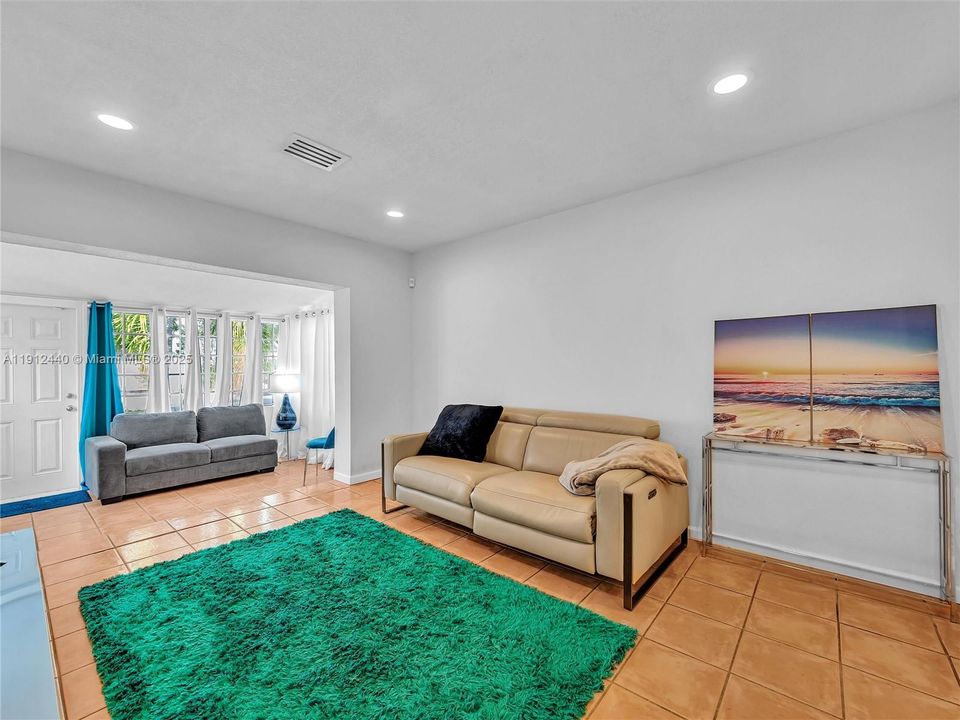 合同活跃: $449,000 (3 贝兹, 2 浴室, 1160 平方英尺)