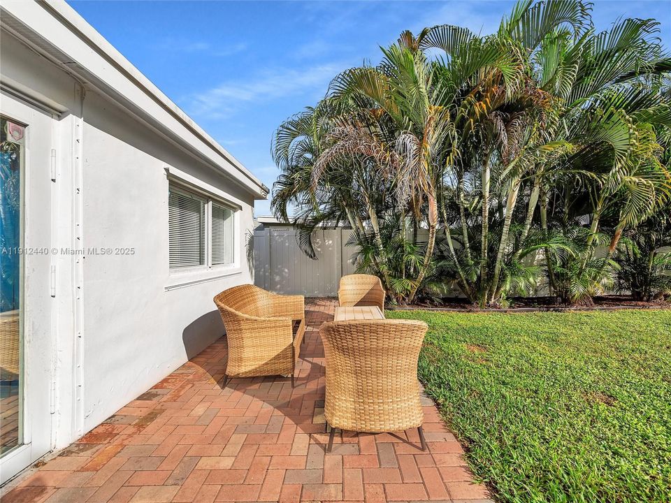 合同活跃: $449,000 (3 贝兹, 2 浴室, 1160 平方英尺)