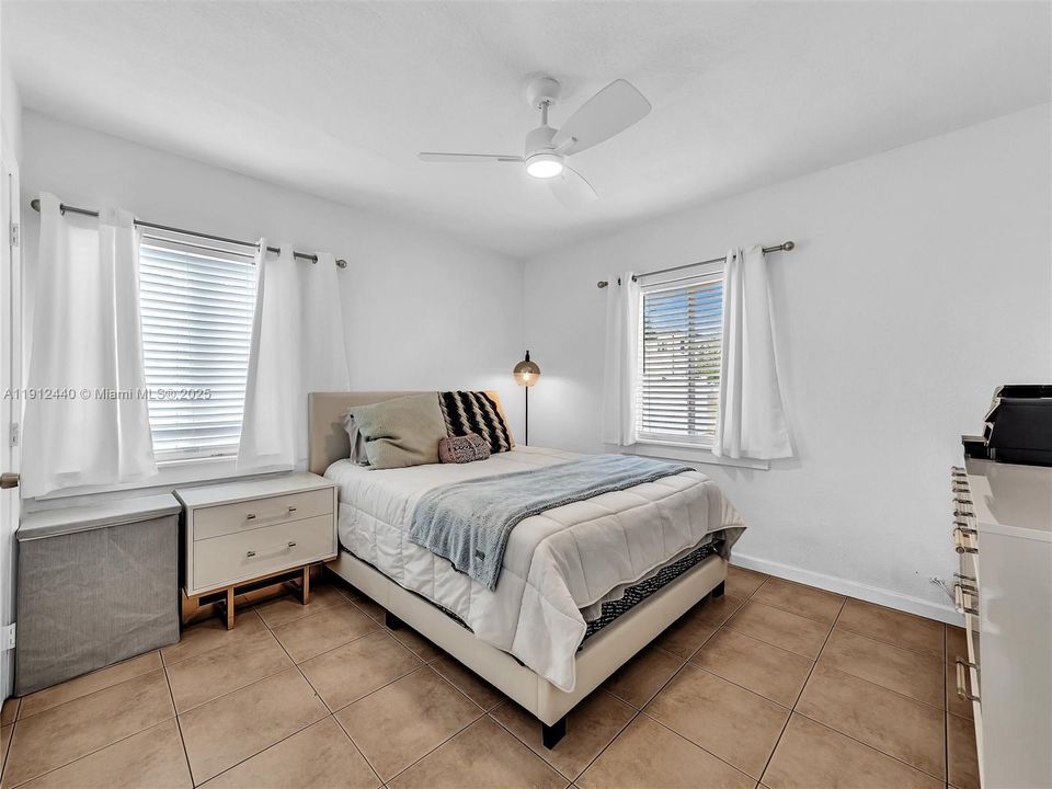 合同活跃: $449,000 (3 贝兹, 2 浴室, 1160 平方英尺)