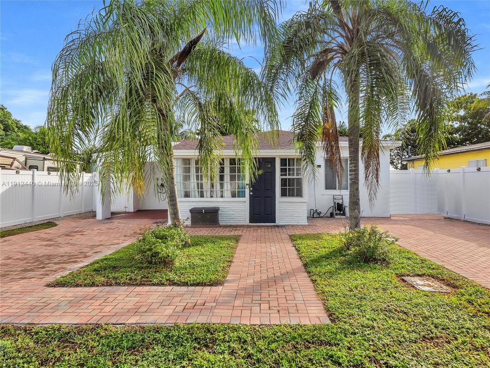 合同活跃: $449,000 (3 贝兹, 2 浴室, 1160 平方英尺)