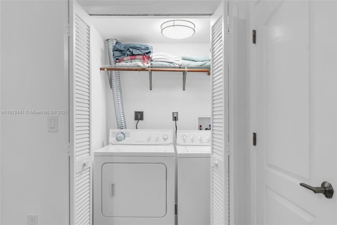 For Sale: $1,200,000 (3 beds, 2 baths, 2220 Square Feet)