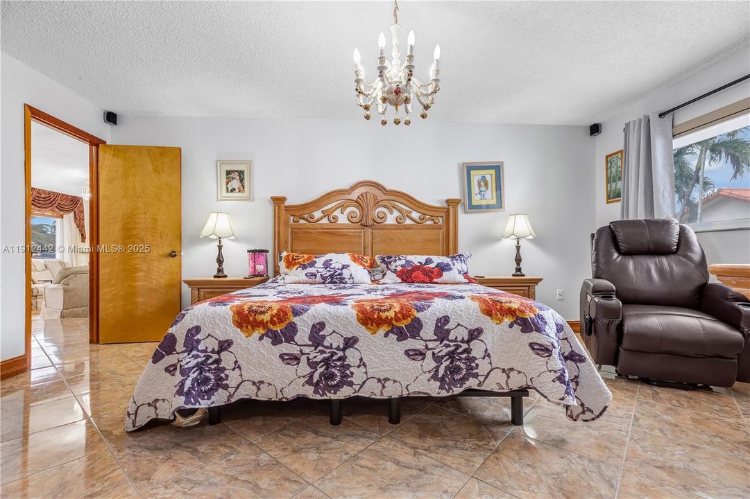 Под контрактом: $799,999 (3 спален, 2 ванн, 2047 Квадратных фут)