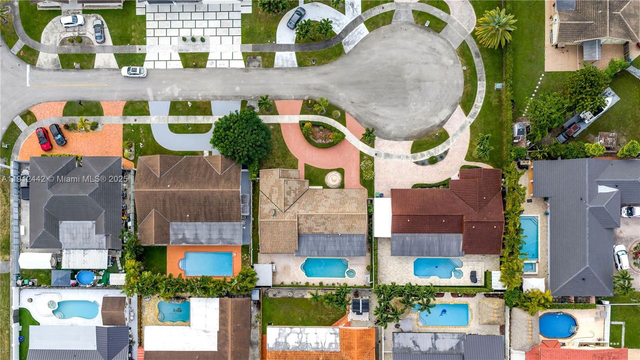 Под контрактом: $799,999 (3 спален, 2 ванн, 2047 Квадратных фут)