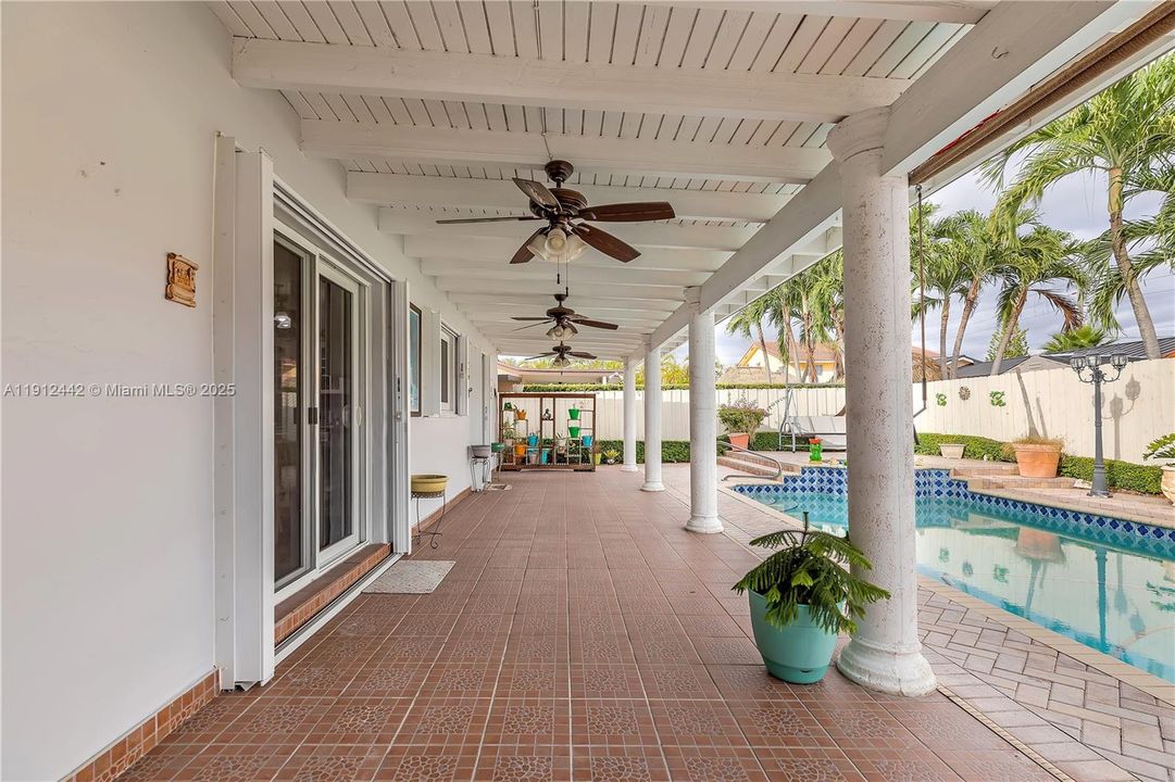 Под контрактом: $799,999 (3 спален, 2 ванн, 2047 Квадратных фут)