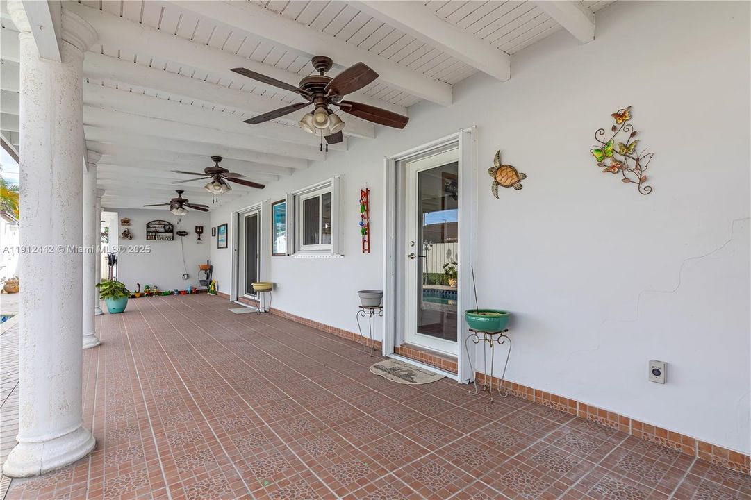 Под контрактом: $799,999 (3 спален, 2 ванн, 2047 Квадратных фут)