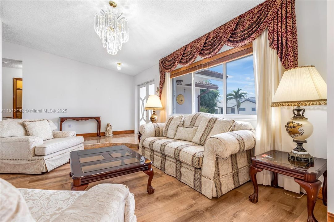 Под контрактом: $799,999 (3 спален, 2 ванн, 2047 Квадратных фут)