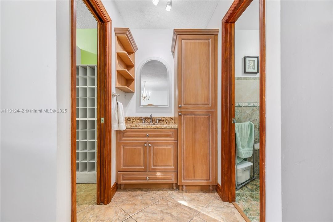 Под контрактом: $799,999 (3 спален, 2 ванн, 2047 Квадратных фут)