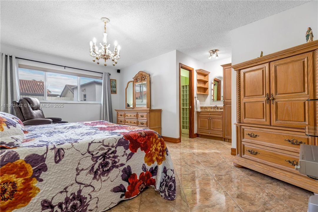 Под контрактом: $799,999 (3 спален, 2 ванн, 2047 Квадратных фут)