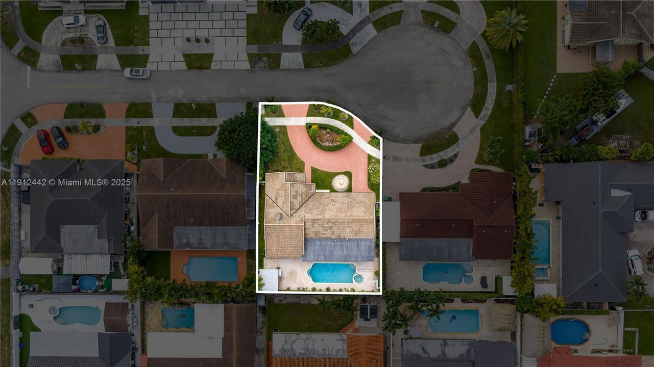 Под контрактом: $799,999 (3 спален, 2 ванн, 2047 Квадратных фут)