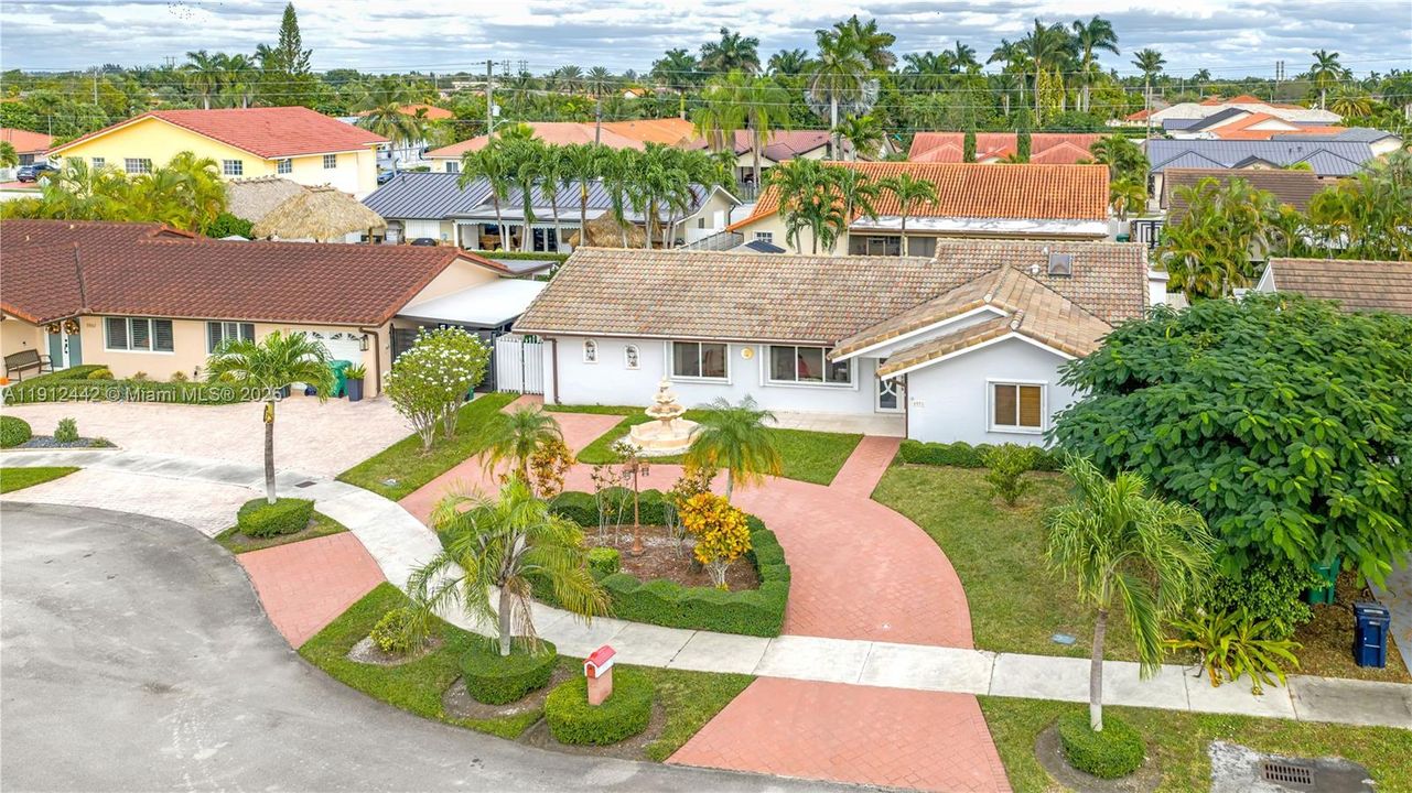 Под контрактом: $799,999 (3 спален, 2 ванн, 2047 Квадратных фут)