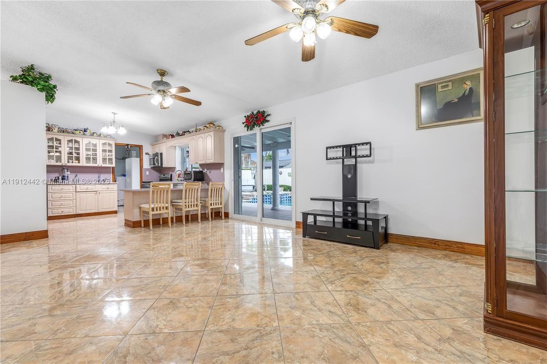 Под контрактом: $799,999 (3 спален, 2 ванн, 2047 Квадратных фут)