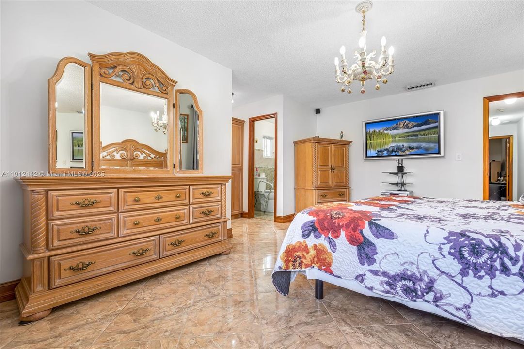 Под контрактом: $799,999 (3 спален, 2 ванн, 2047 Квадратных фут)