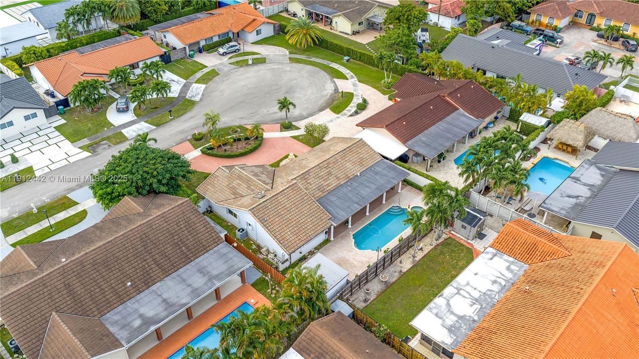 Под контрактом: $799,999 (3 спален, 2 ванн, 2047 Квадратных фут)