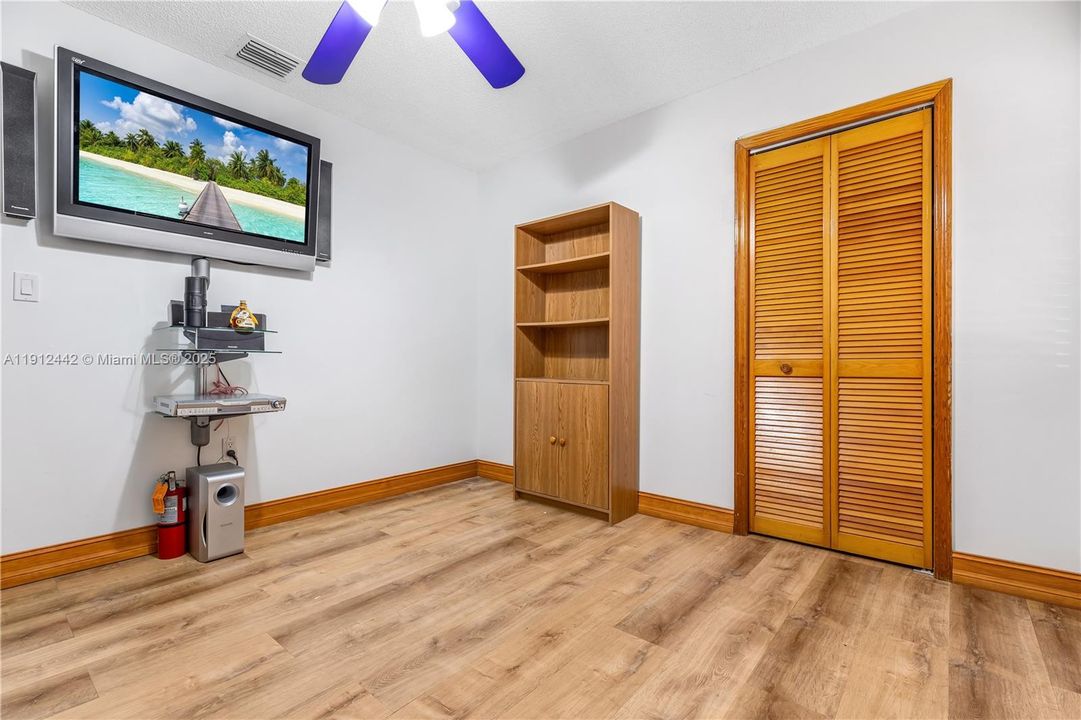 Под контрактом: $799,999 (3 спален, 2 ванн, 2047 Квадратных фут)