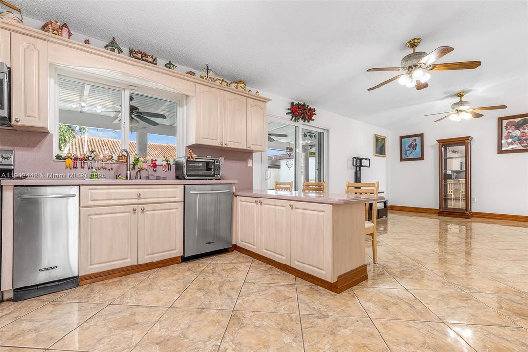 Под контрактом: $799,999 (3 спален, 2 ванн, 2047 Квадратных фут)