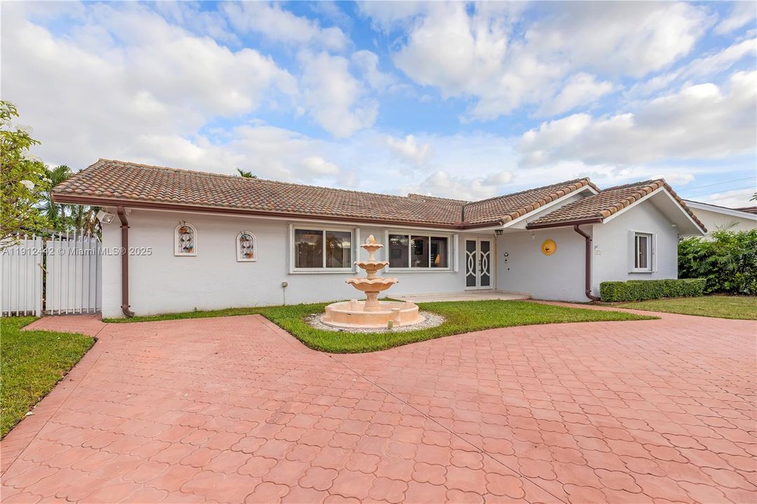 Под контрактом: $799,999 (3 спален, 2 ванн, 2047 Квадратных фут)