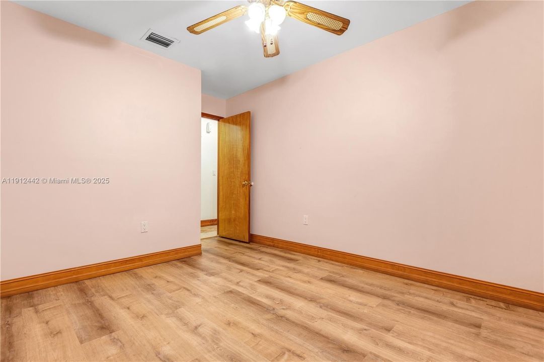 Под контрактом: $799,999 (3 спален, 2 ванн, 2047 Квадратных фут)