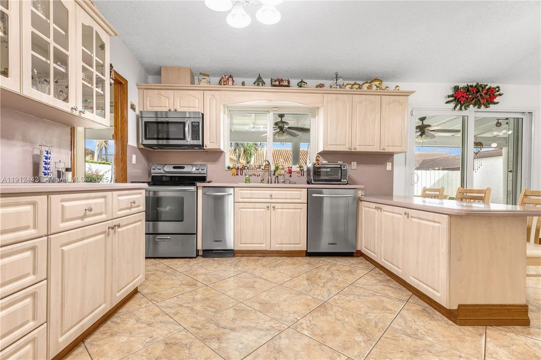 Под контрактом: $799,999 (3 спален, 2 ванн, 2047 Квадратных фут)