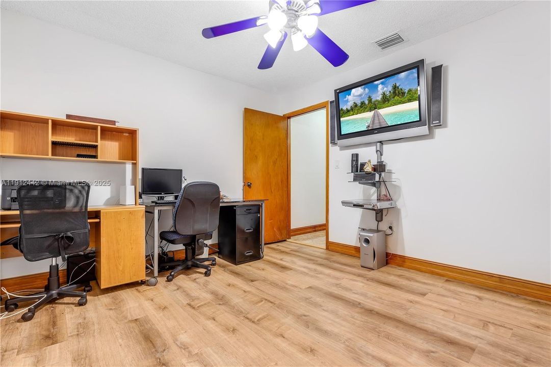 Под контрактом: $799,999 (3 спален, 2 ванн, 2047 Квадратных фут)