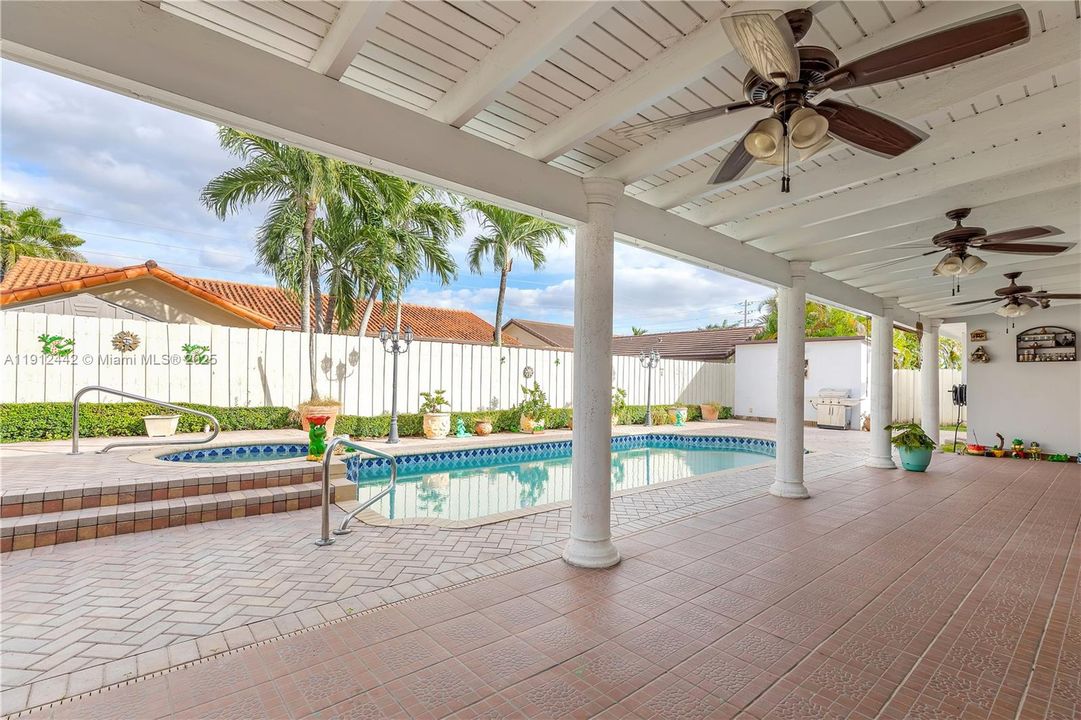 Под контрактом: $799,999 (3 спален, 2 ванн, 2047 Квадратных фут)