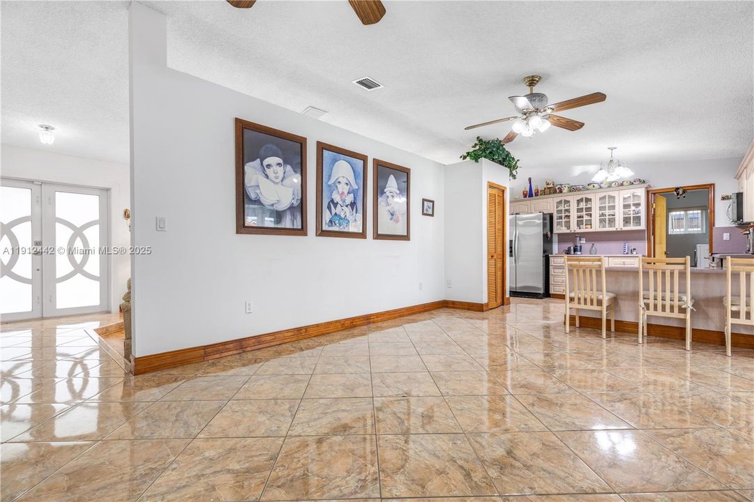 Под контрактом: $799,999 (3 спален, 2 ванн, 2047 Квадратных фут)