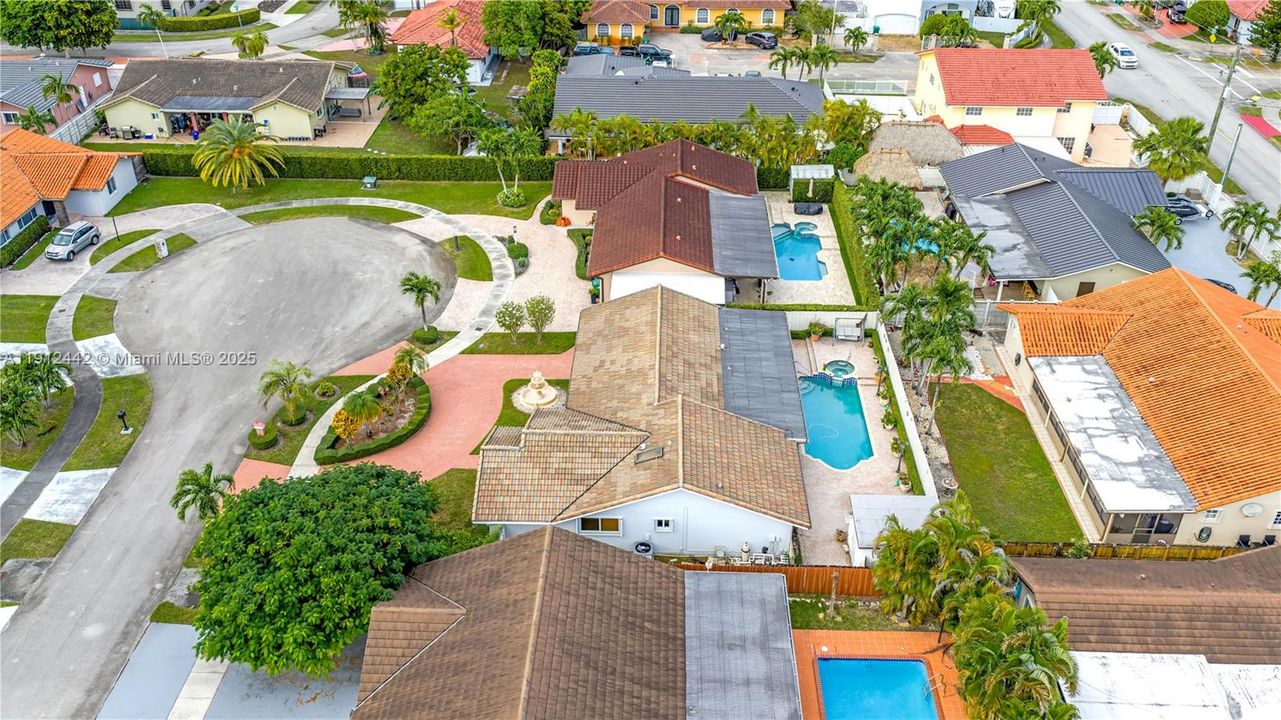 Под контрактом: $799,999 (3 спален, 2 ванн, 2047 Квадратных фут)