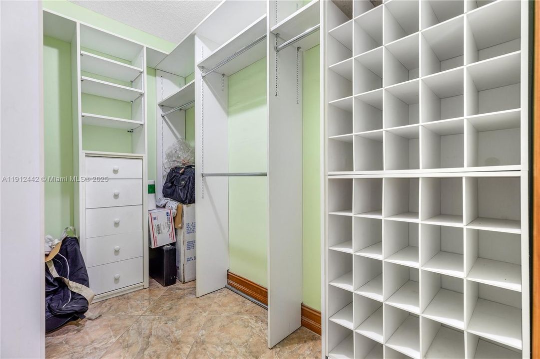 Под контрактом: $799,999 (3 спален, 2 ванн, 2047 Квадратных фут)