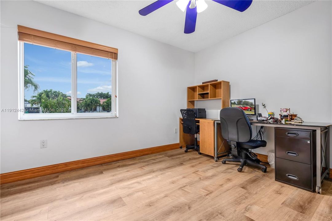 Под контрактом: $799,999 (3 спален, 2 ванн, 2047 Квадратных фут)