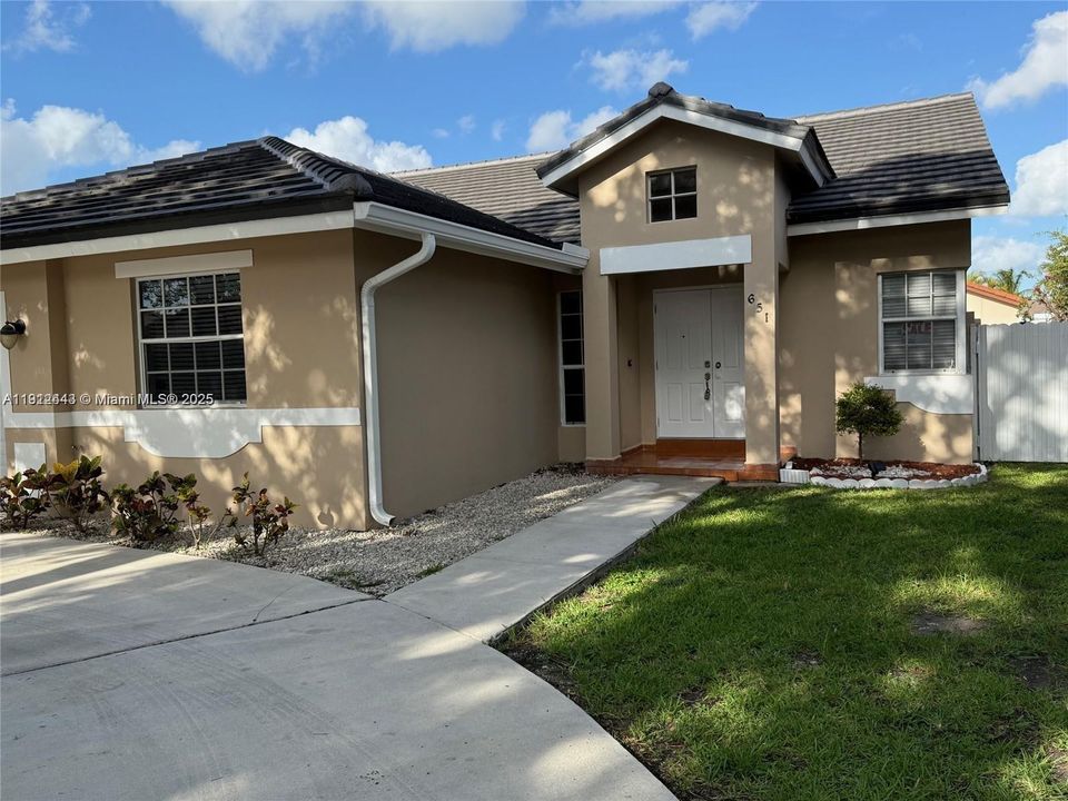 出租: $3,300 (3 贝兹, 2 浴室, 1891 平方英尺)