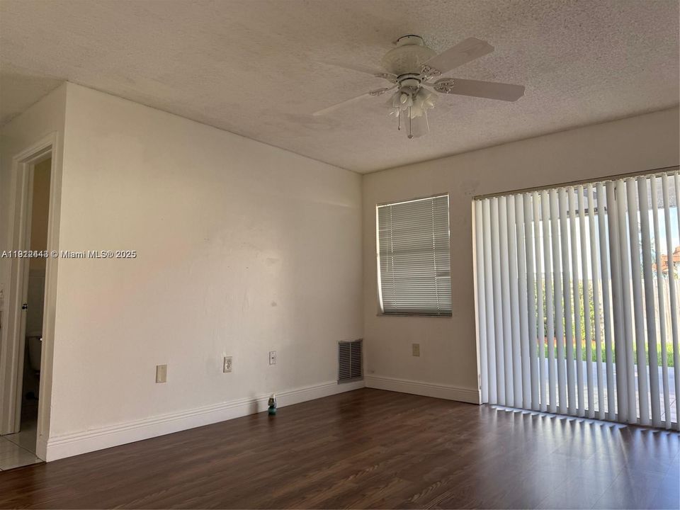 出租: $3,300 (3 贝兹, 2 浴室, 1891 平方英尺)