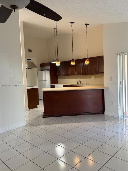 出租: $3,300 (3 贝兹, 2 浴室, 1891 平方英尺)