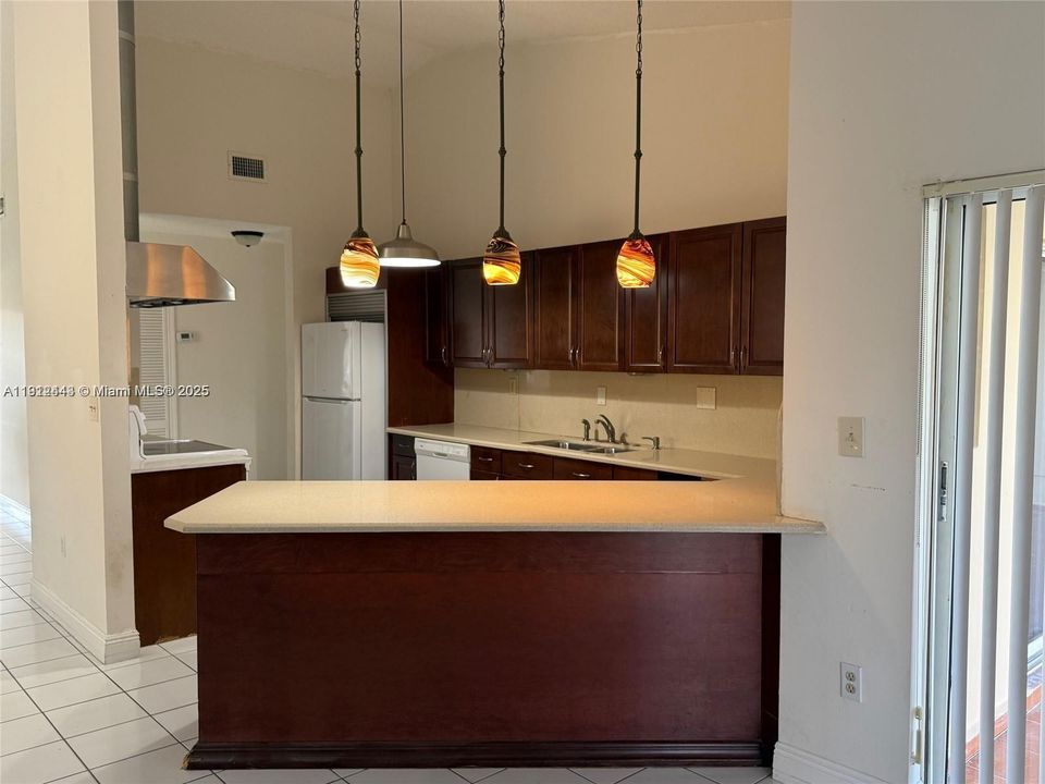 出租: $3,300 (3 贝兹, 2 浴室, 1891 平方英尺)