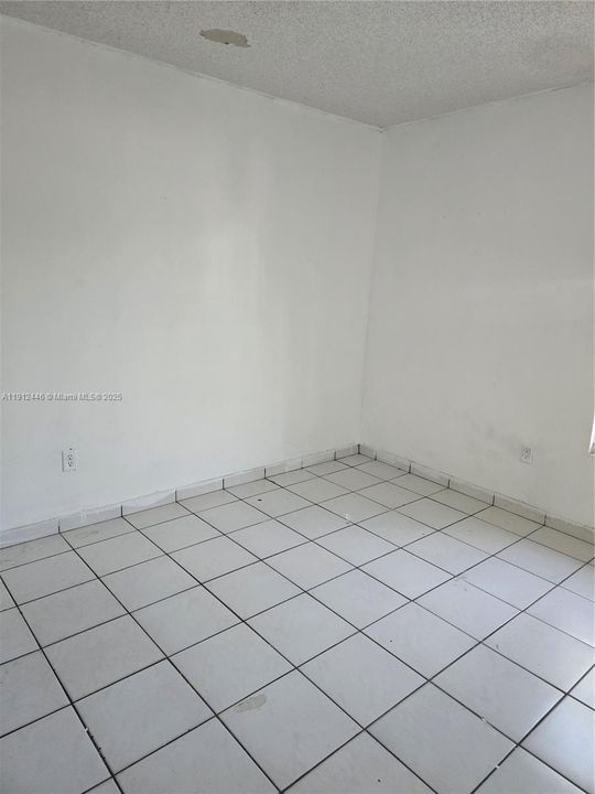 Под контрактом: $305,000 (4 спален, 2 ванн, 1260 Квадратных фут)